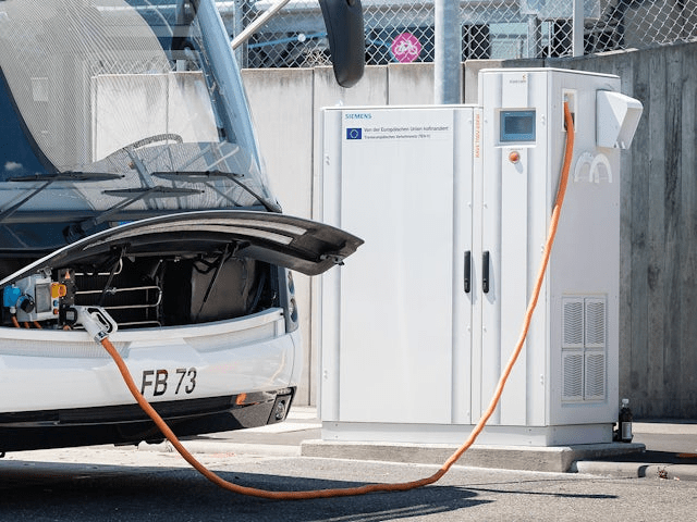 8363bd82-4219-43cc-a9f9-2a190db40dba-charging-eBus-Stuttgart_original